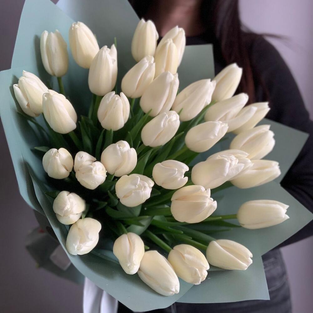 https://content2.flowwow-images.com/data/flowers/1000x1000/98/1677962737_22112698.jpg